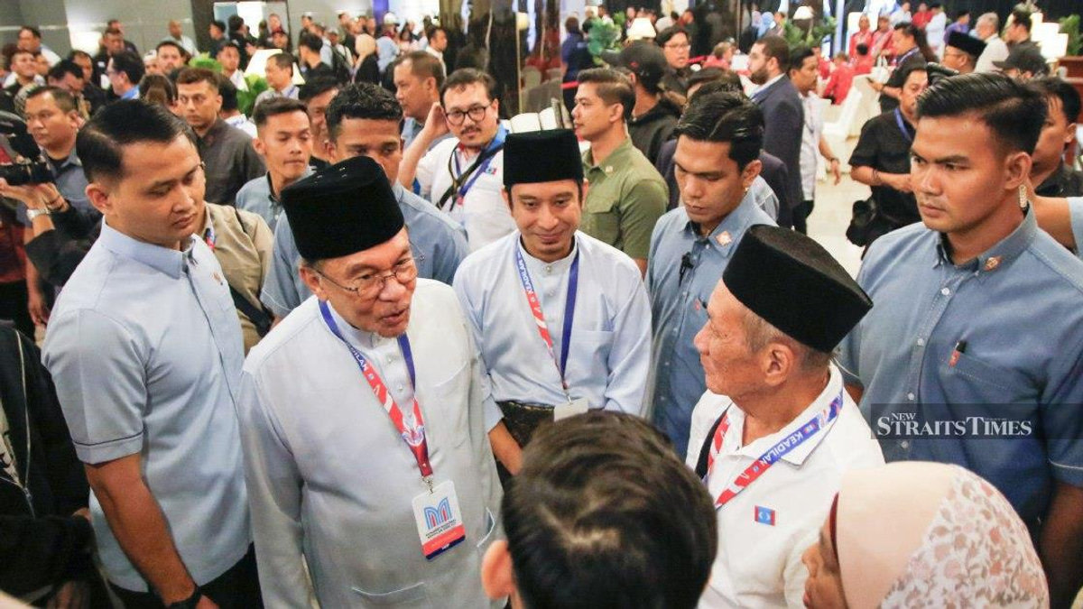 Anwar reaffirms unity with Zahid despite coalition tensions